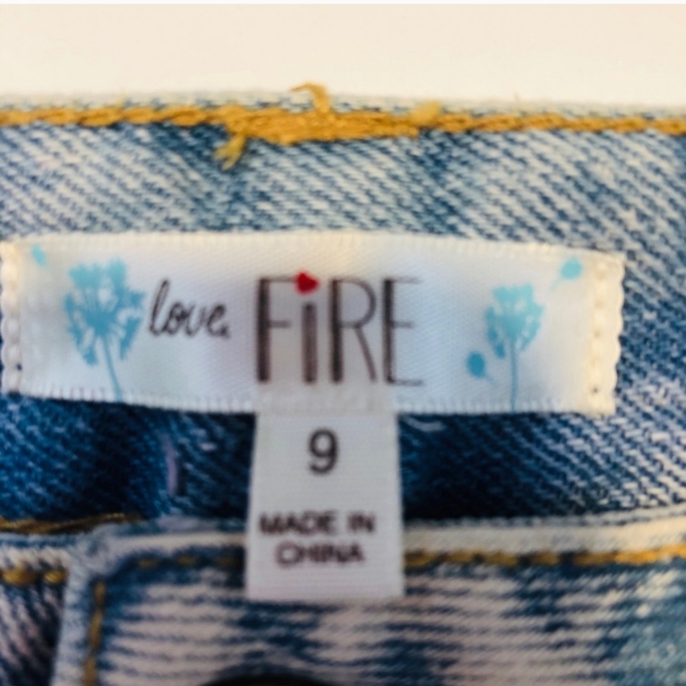 NWT Love Fire Denim Studded Shorts Acid Wash Pink Raw Edge Hem Junior Size 9 - Picture 4 of 9